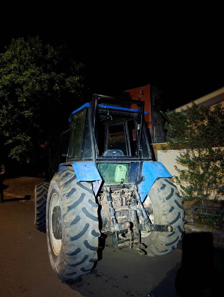 Trator com etiquetas removidas e chassi suprimido foi encontrado atravessado em rua do Jardim Cruzeiro do Sul, em São Carlos. Dois homens foram levados à CPJ.