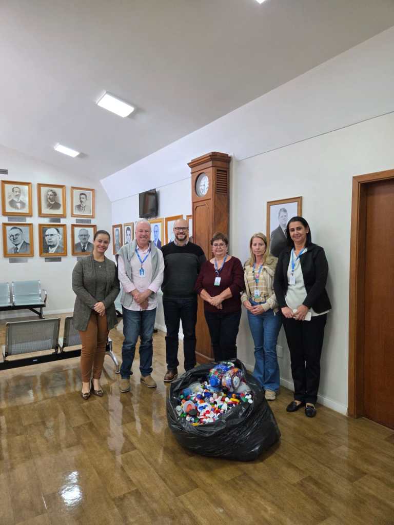 SAAE entregou mais de 30 kg de tampinhas plásticas à Santa Casa de São Carlos. Material será convertido em recursos para auxiliar pacientes do SUS