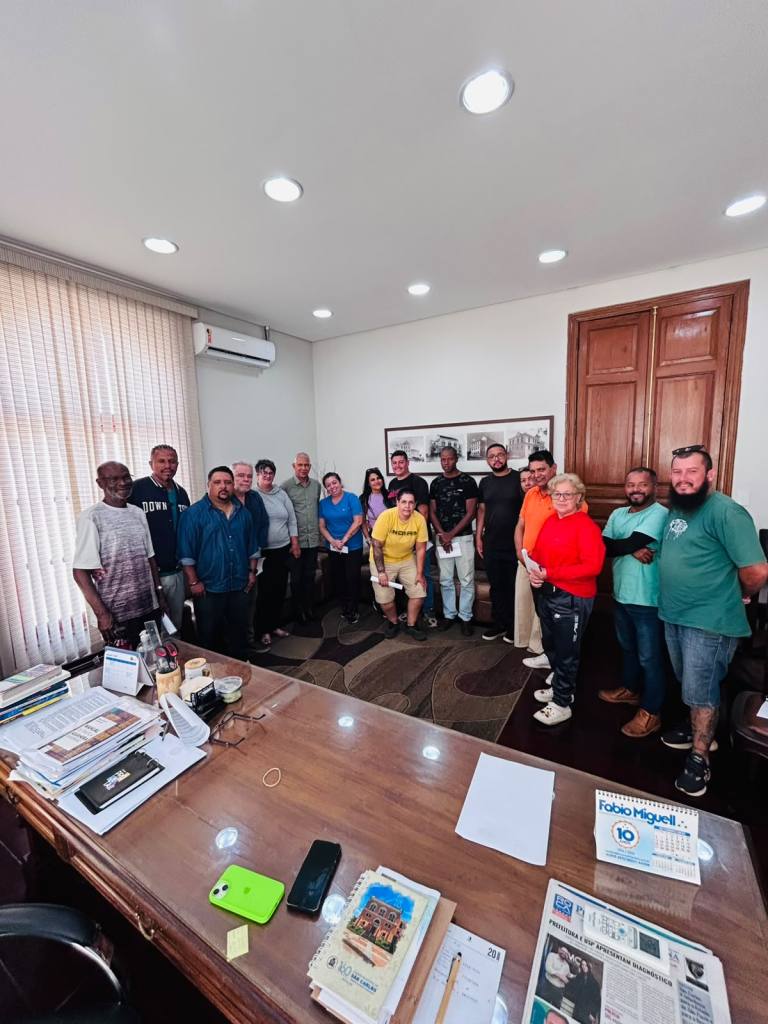 Motoristas de aplicativo se reúnem com vereadores na Câmara Municipal de São Carlos para discutir segurança e vagas de estacionamento