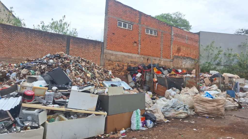 Operação Ferro Velho fiscalizou quatro depósitos de sucata em São Carlos para combater receptação de fios furtados. Nenhuma irregularidade foi encontrada.