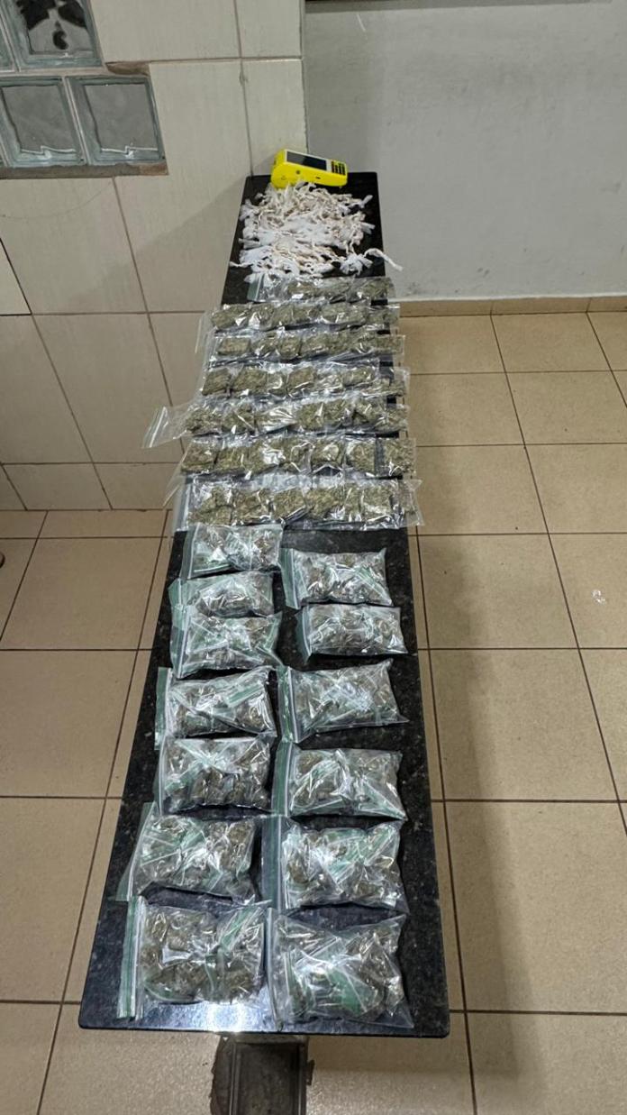 Drogas: Homem é preso com mais de 1 kg de maconha e crack no São Carlos VIII Drogas: Homem é preso com mais de 1 kg de maconha e crack no São Carlos VIII