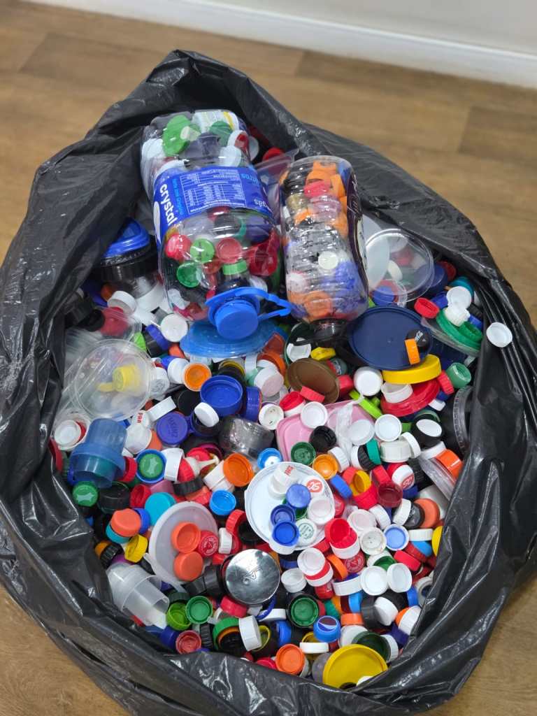 SAAE entregou mais de 30 kg de tampinhas plásticas à Santa Casa de São Carlos. Material será convertido em recursos para auxiliar pacientes do SUS