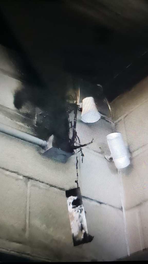 Dois homens foram presos após furto de cabos em uma estrutura do SAAE em São Carlos. Crime foi flagrado por câmeras e houve princípio de incêndio.