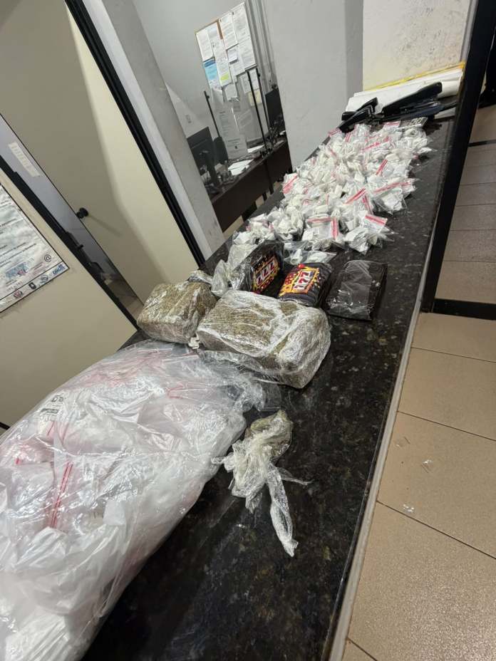 Drogas no Aracy: Força Tática apreende tijolos de maconhDrogas no Aracy: Força Tática apreende tijolos de maconha e 285 porções de dry Drogas no Aracy: Força Tática apreende tijolos de maconha e 285 porções de dry