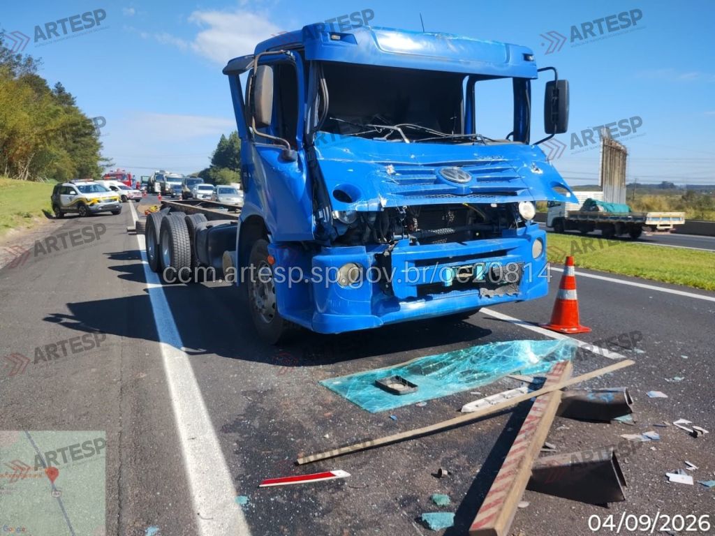 Motorista de bitrem morreu em acidente envolvendo três caminhões na Rodovia Washington Luís, em Itirapina. SP-310 teve interdição parcial