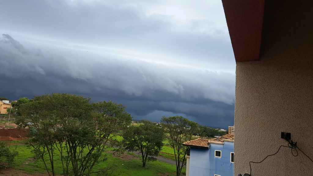 Nuvem-prateleira impressionou moradores antes do temporal desta quinta-feira (10), que despejou cerca de 30 mm de chuva em São Carlos