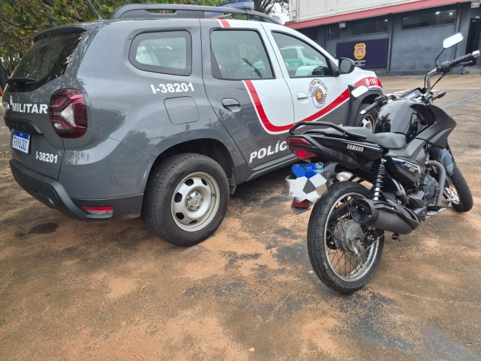 Polícia Militar apreendeu uma moto roubada que circulava com placa pertencente a outro veículo no Cidade Aracy, em São Carlos. Dinheiro e celular também foram apreendidos. Polícia Militar apreendeu uma moto roubada que circulava com placa pertencente a outro veículo no Cidade Aracy, em São Carlos. Dinheiro e celular também foram apreendidos.
