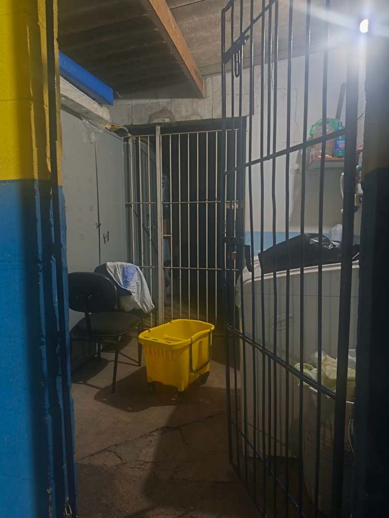 Homem foi detido pela Guarda Municipal de São Carlos dentro de um CEMEI no Jardim Cruzeiro do Sul após disparo de alarme na noite de sexta-feira (11).