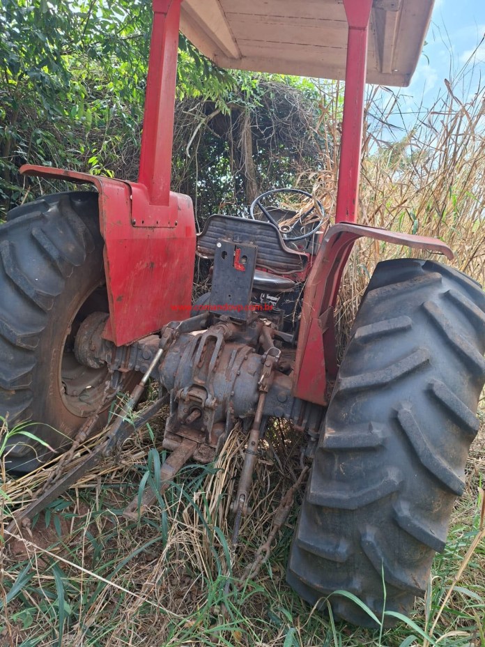 Um trator roubado durante assalto a uma fazenda foi encontrado pela Polícia Civil escondido em uma mata entre Ribeirão Bonito e Ibaté Um trator roubado durante assalto a uma fazenda foi encontrado pela Polícia Civil escondido em uma mata entre Ribeirão Bonito e Ibaté