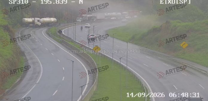 Carreta tomba e trânsito na Washington Luís está congestionado Carreta tomba e trânsito na Washington Luís está congestionado