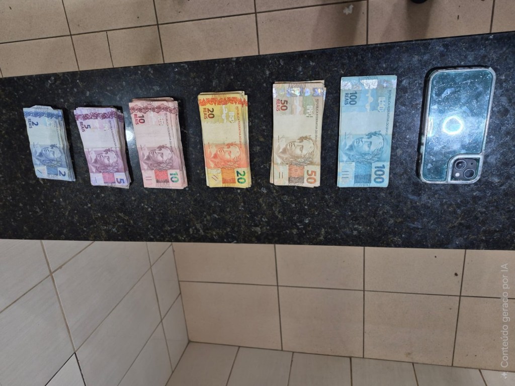 Polícia Militar apreendeu uma moto roubada que circulava com placa pertencente a outro veículo no Cidade Aracy, em São Carlos. Dinheiro e celular também foram apreendidos.