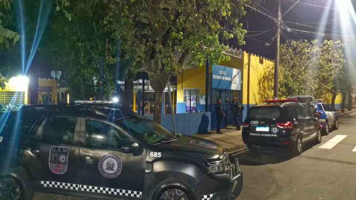 Homem foi detido pela Guarda Municipal de São Carlos dentro de um CEMEI no Jardim Cruzeiro do Sul após disparo de alarme na noite de sexta-feira (11). Homem foi detido pela Guarda Municipal de São Carlos dentro de um CEMEI no Jardim Cruzeiro do Sul após disparo de alarme na noite de sexta-feira (11).