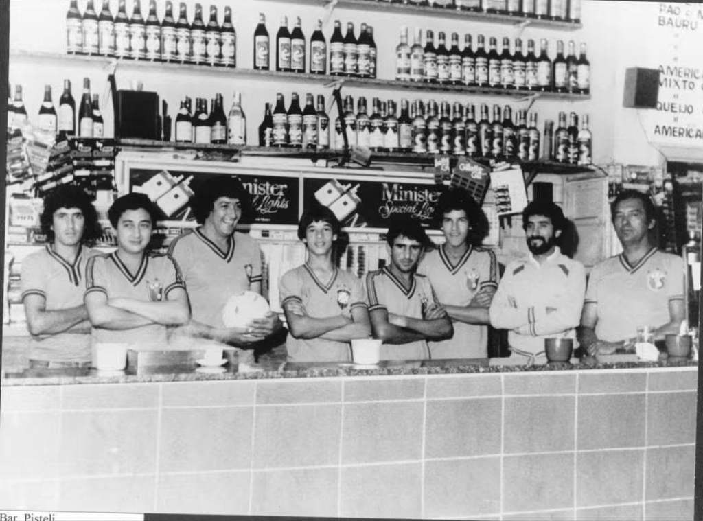 A história do estabelecimento também se encontrou com o esporte são-carlense. O Bar Pistelli foi o berço do Parabola, que posteriormente se transformaria em uma vencedora equipe de voleibol.