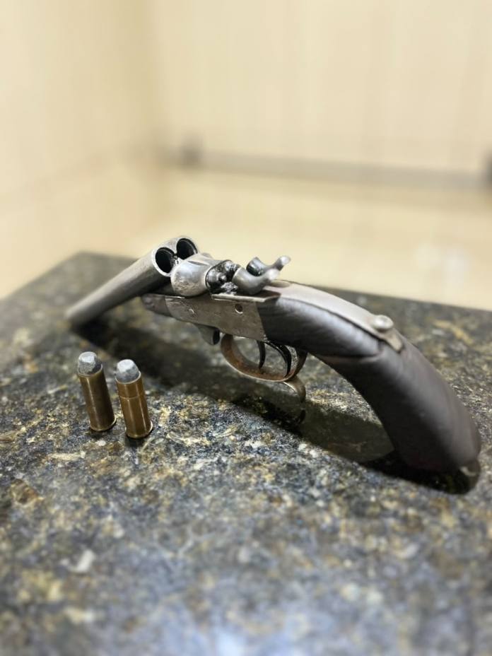 Homem foi preso após ocorrência de violência doméstica no Cidade Aracy 2, em São Carlos. PM apreendeu arma calibre .44 e munições Homem foi preso após ocorrência de violência doméstica no Cidade Aracy 2, em São Carlos. PM apreendeu arma calibre .44 e munições