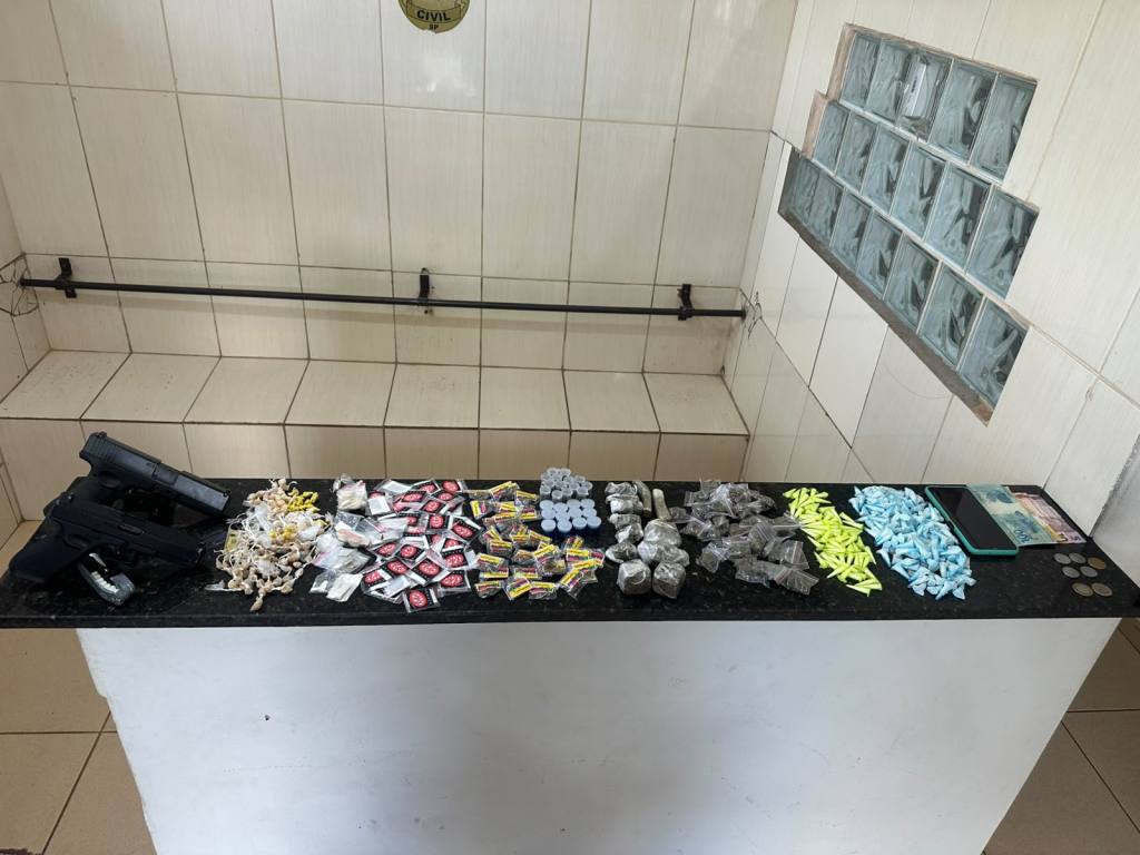 Homem é preso com mais de 580 porções de drogas e simulacros de armas no CDHU, em São Carlos