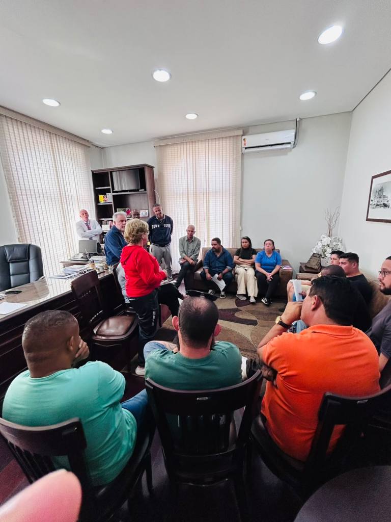 Motoristas de aplicativo se reúnem com vereadores na Câmara Municipal de São Carlos para discutir segurança e vagas de estacionamento