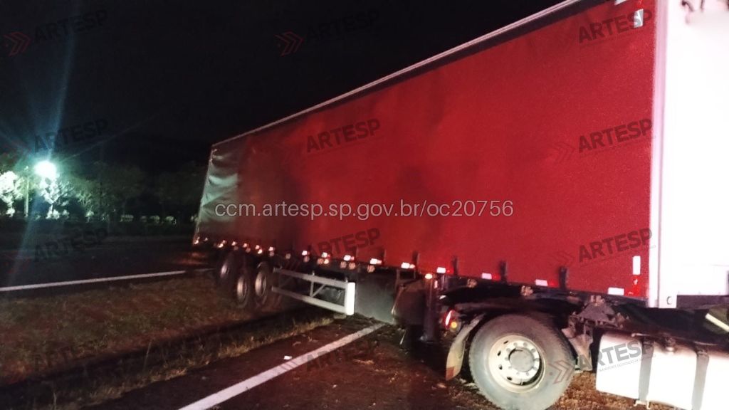 Carreta perdeu o controle após animal atravessar a SP-225, em Brotas, na madrugada desta terça-feira (1º), cruzou o canteiro e atingiu defensa