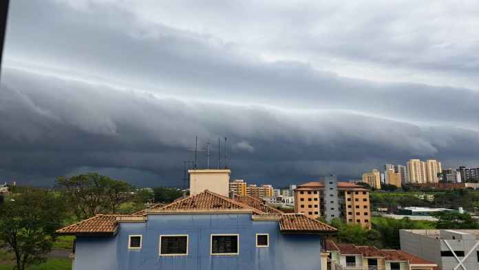Nuvem-prateleira impressionou moradores antes do temporal desta quinta-feira (10), que despejou cerca de 30 mm de chuva em São Carlos Nuvem-prateleira impressionou moradores antes do temporal desta quinta-feira (10), que despejou cerca de 30 mm de chuva em São Carlos