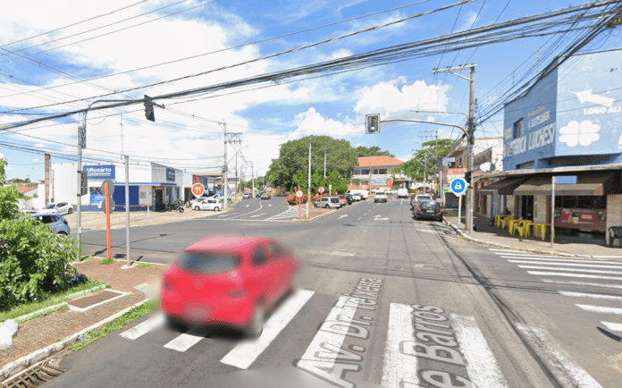 Assalto: mulher é rendida por ladrão armado com faca enquanto aguardava semáforo na rua Larga Assalto: mulher é rendida por ladrão armado com faca enquanto aguardava semáforo na rua Larga