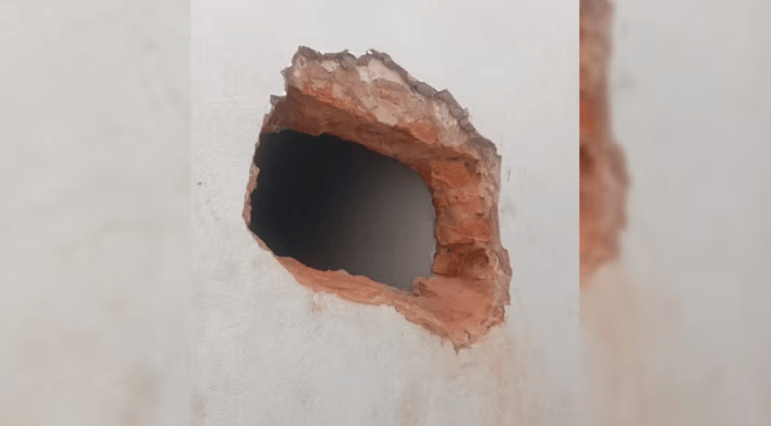 Joalheria no interior de SP teve prejuízo estimado em R$ 100 mil após criminosos abrirem um buraco na parede para entrar no estabelecimento/Foto: PM Joalheria no interior de SP teve prejuízo estimado em R$ 100 mil após criminosos abrirem um buraco na parede para entrar no estabelecimento/Foto: PM