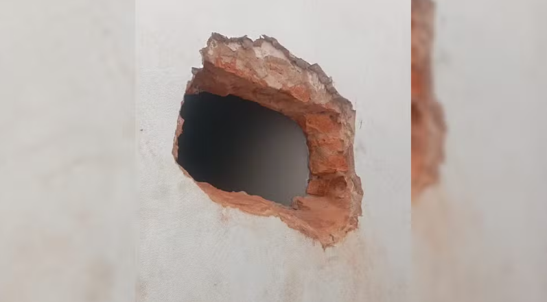 Joalheria no interior de SP teve prejuízo estimado em R$ 100 mil após criminosos abrirem um buraco na parede para entrar no estabelecimento/Foto: PM
