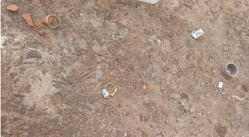 Joalheria no interior de SP teve prejuízo estimado em R$ 100 mil após criminosos abrirem um buraco na parede para entrar no estabelecimento/Foto: PM