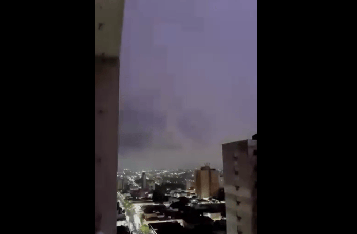Chuva forte e raios atingem São Carlos; previsão indica mais temporais Chuva forte e raios atingem São Carlos; previsão indica mais temporais