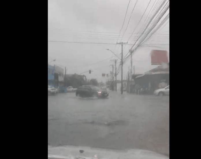 Chuva alaga a avenida Morumbi Chuva alaga a avenida Morumbi