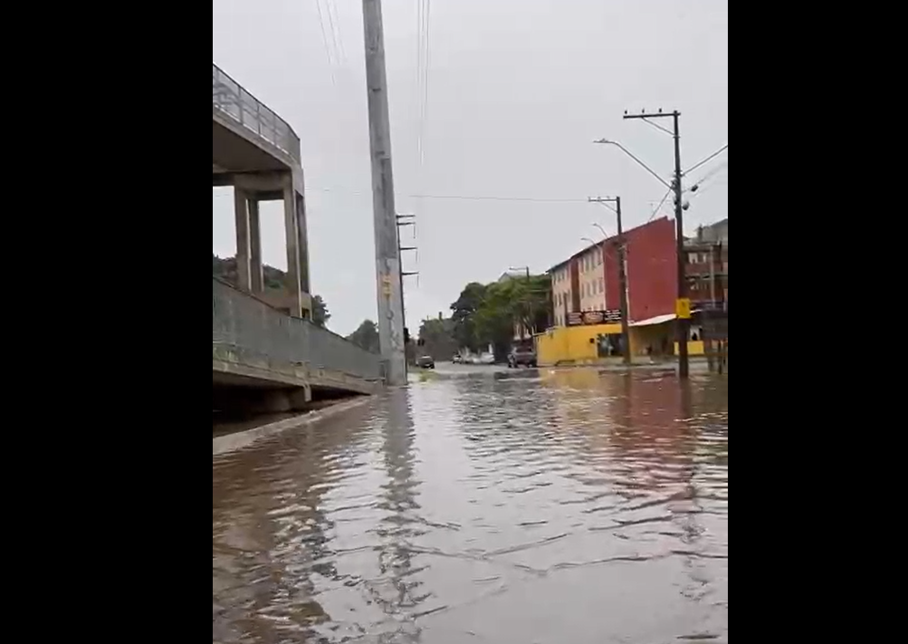 Chuva alaga região do CDHU em São Carlos e avenida Morumbi