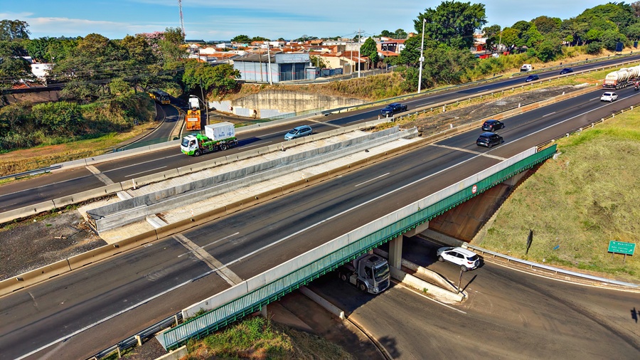 Obras de R$ 150 milhões na Washington Luís, em São Carlos, chegam a 90% das novas terceiras faixas pavimentadas. Projeto inclui marginais, ciclovias e viadutos