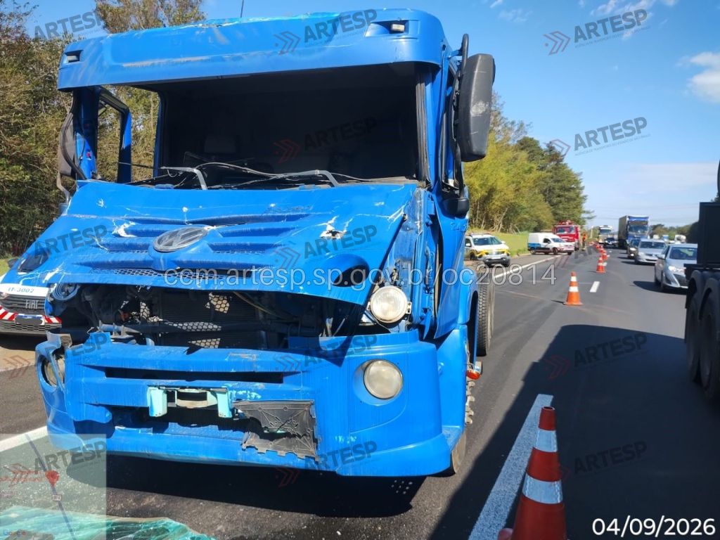 Motorista de bitrem morreu em acidente envolvendo três caminhões na Rodovia Washington Luís, em Itirapina. SP-310 teve interdição parcial