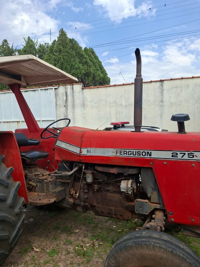 Um trator roubado durante assalto a uma fazenda foi encontrado pela Polícia Civil escondido em uma mata entre Ribeirão Bonito e Ibaté