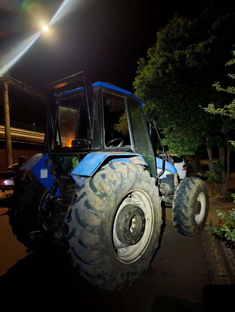 Trator com etiquetas removidas e chassi suprimido foi encontrado atravessado em rua do Jardim Cruzeiro do Sul, em São Carlos. Dois homens foram levados à CPJ.