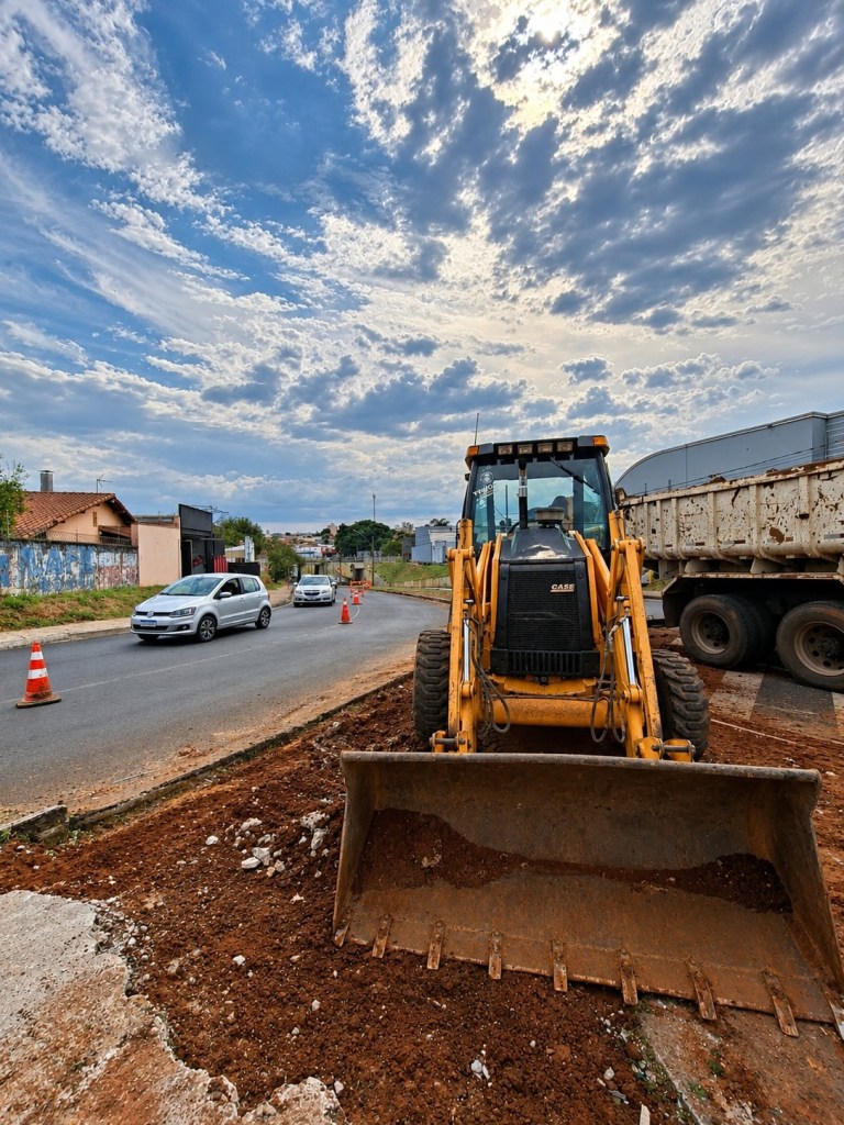 Obras de abertura da Rua João Lourenço Rodrigues em São Carlos para melhorar o trânsito