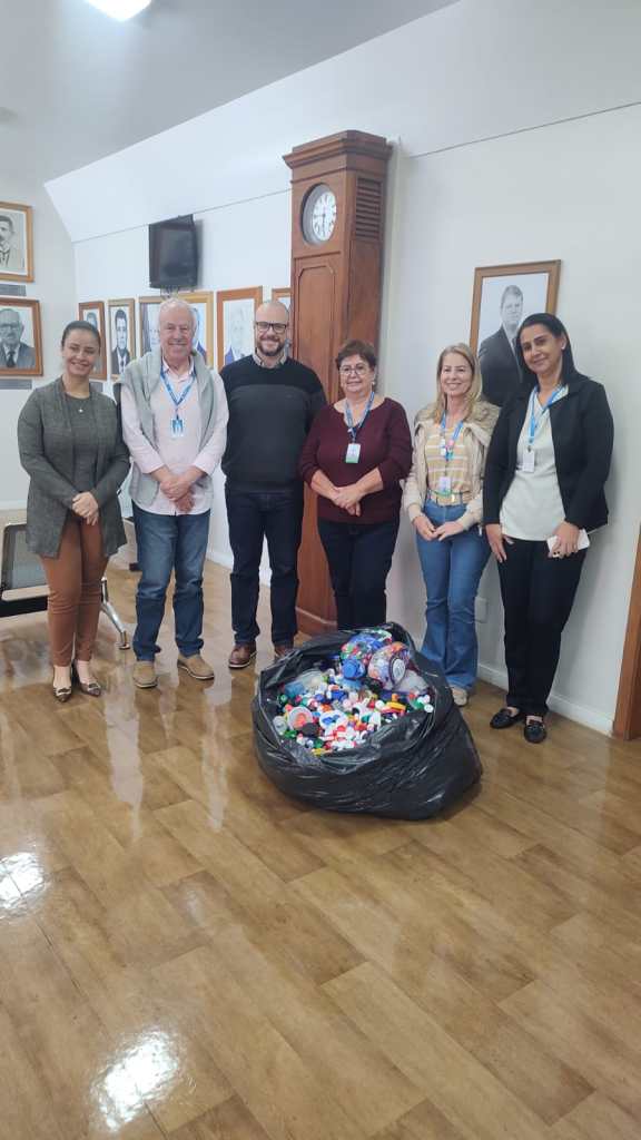 SAAE entregou mais de 30 kg de tampinhas plásticas à Santa Casa de São Carlos. Material será convertido em recursos para auxiliar pacientes do SUS