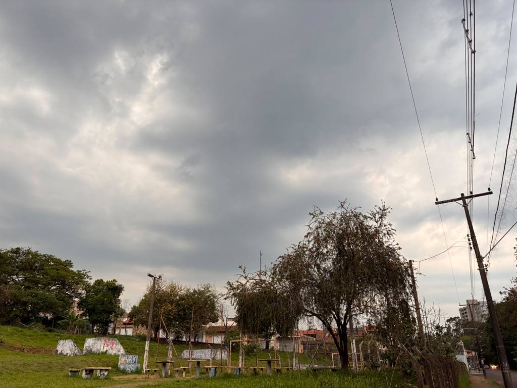 São Carlos amanhece com chuva nesta terça (22). IPMet, INMET e Defesa Civil indicam instabilidade, risco de temporais e queda de temperatura