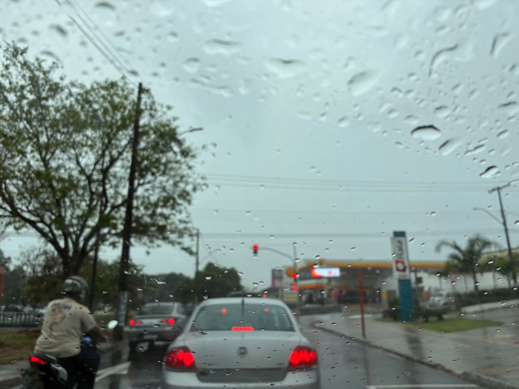 Frente fria traz chuva para São Carlos, queda de temperatura e alerta de ventos fortes, afirma Defesa Civil