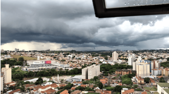 Semana começa com frio e chuva em São Carlos; previsão indica novos temporais nos próximos dias Semana começa com frio e chuva em São Carlos; previsão indica novos temporais nos próximos dias