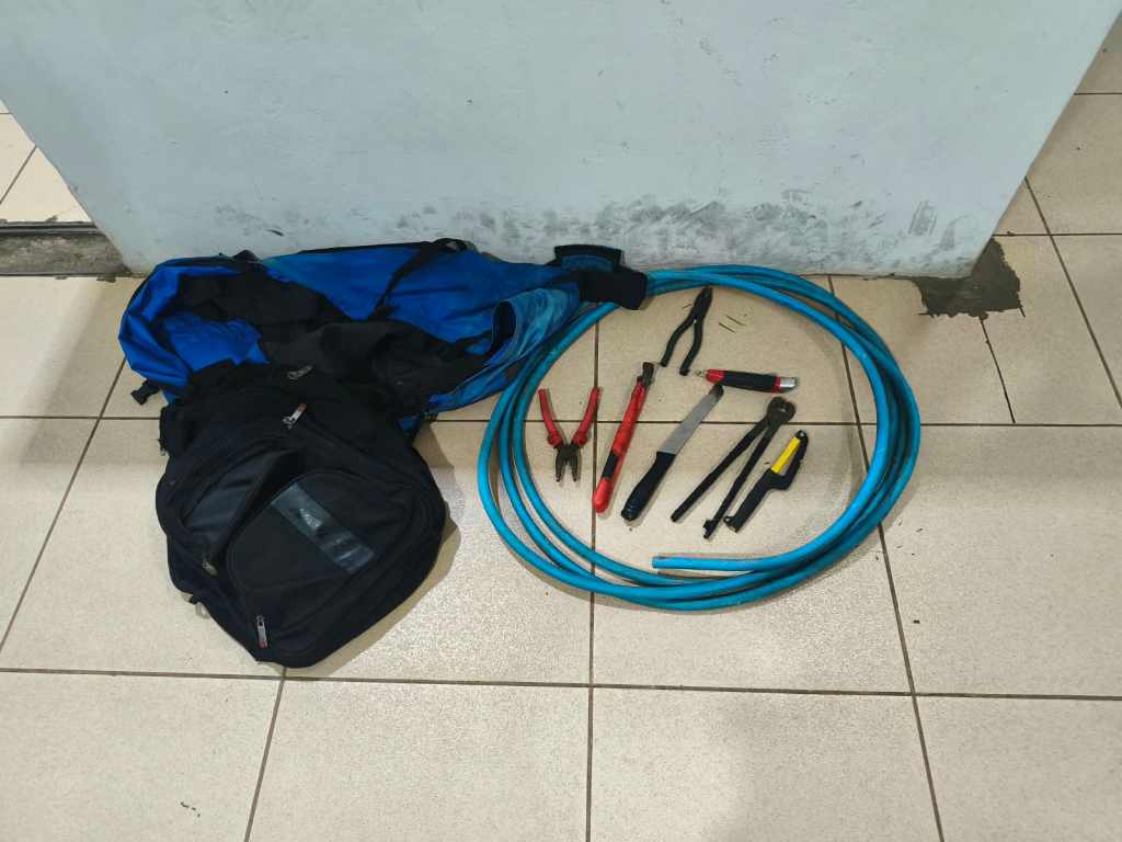 Dois homens foram presos após furto de cabos em uma estrutura do SAAE em São Carlos. Crime foi flagrado por câmeras e houve princípio de incêndio.