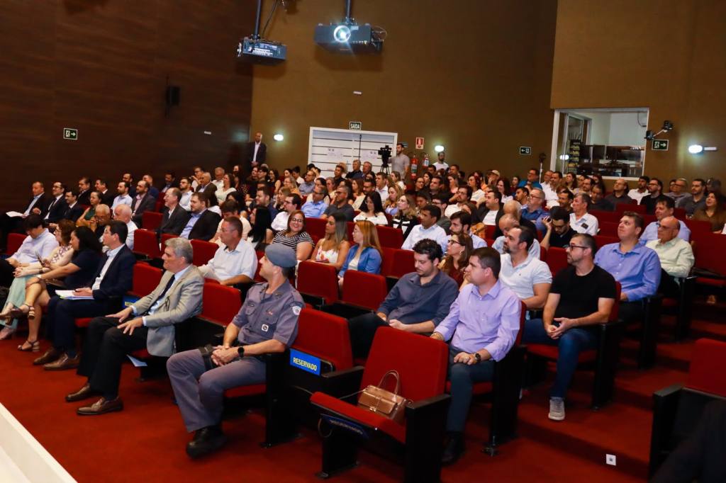 Lucão Fernandes participou de encontro em Araraquara que debateu transparência, controle interno, licitações, gestão de riscos e integridade pública.