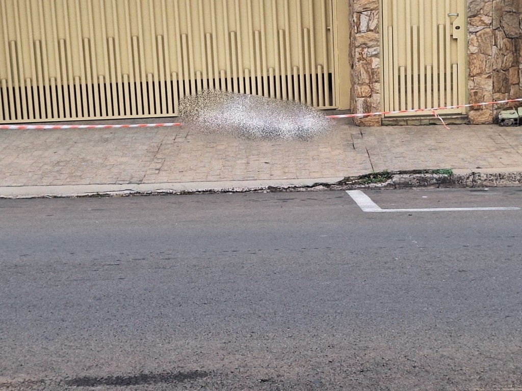 Homem morreu na calçada