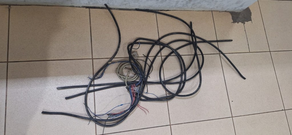 Homem é preso após invadir barracão pelo telhado para furtar fios elétricos na Vila Irene, em São Carlos. Suspeito foi encontrado pela PM.