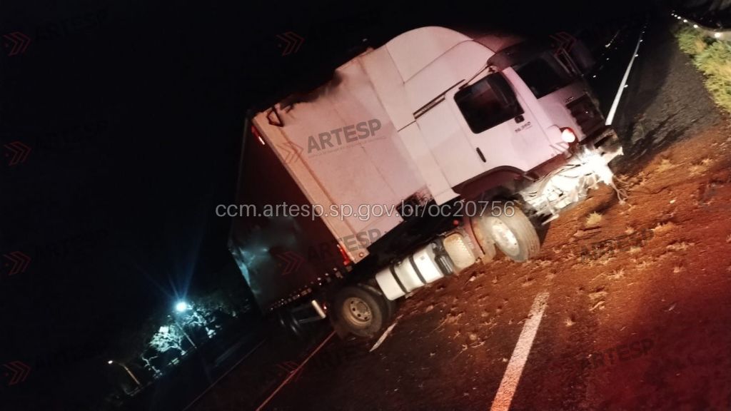 Carreta perdeu o controle após animal atravessar a SP-225, em Brotas, na madrugada desta terça-feira (1º), cruzou o canteiro e atingiu defensa