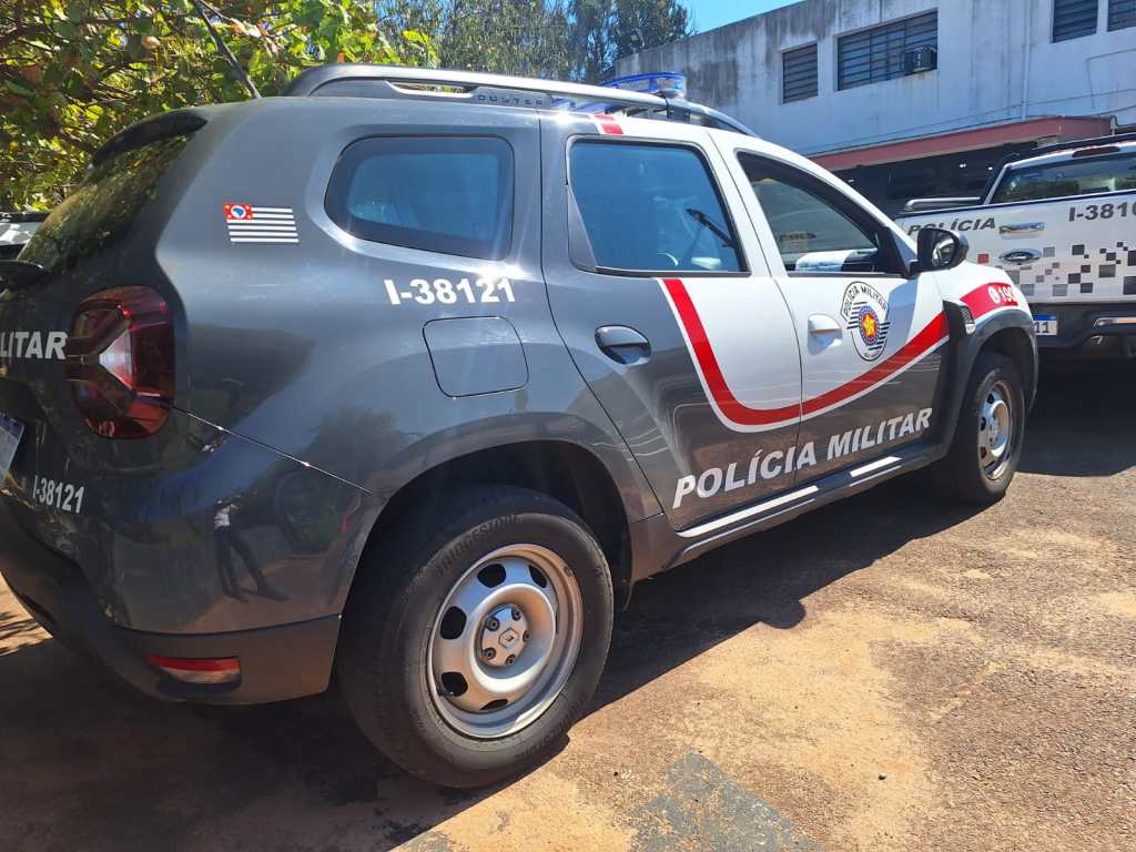 Homem é preso após invadir barracão pelo telhado para furtar fios elétricos na Vila Irene, em São Carlos. Suspeito foi encontrado pela PM.