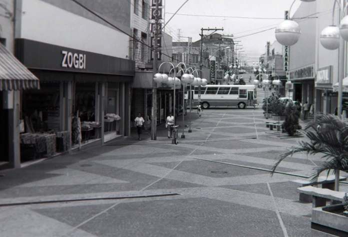sao carlos anos 80 calcadao 1986 Como era São Carlos nos anos 80? Cidade tinha cerca de 120 mil habitantes, não possuía shopping center e atravessava uma importante expansão urbana.