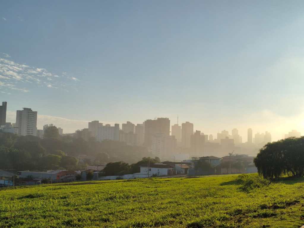 Neblina encobre a região central de São Carlos na manhã desta quinta-feira (24). Foto: Maurício Duch
