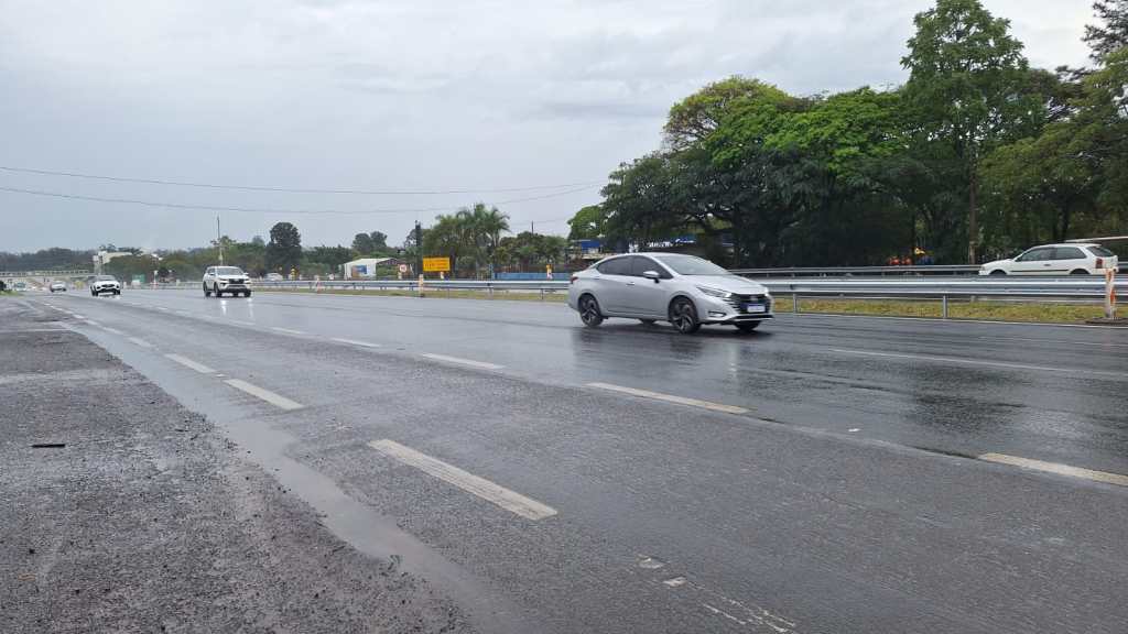 Chuva e pista molhada exigem atenção na Washington Luís em São Carlos. Veja os pontos com obras, interdições e alterações no trânsito da SP-310