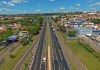 Obras de R$ 150 milhões na Washington Luís, em São Carlos, chegam a 90% das novas terceiras faixas pavimentadas. Projeto inclui marginais, ciclovias e viadutos