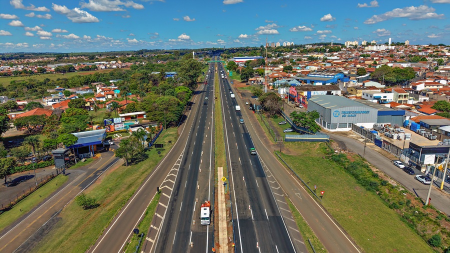 Obras de R$ 150 milhões na Washington Luís, em São Carlos, chegam a 90% das novas terceiras faixas pavimentadas. Projeto inclui marginais, ciclovias e viadutos