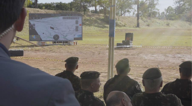 Militares acompanhando o trabalho da Xmobots
